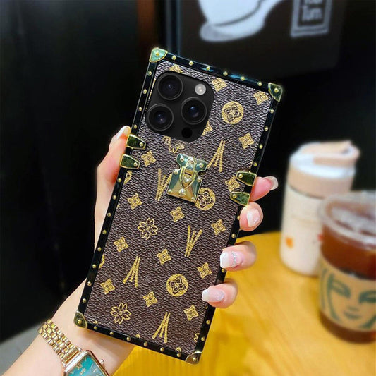 [ FREE SHIPPING] LV Monogram Canvas Square Trunk Design Case For Iphone 16 Pro Max